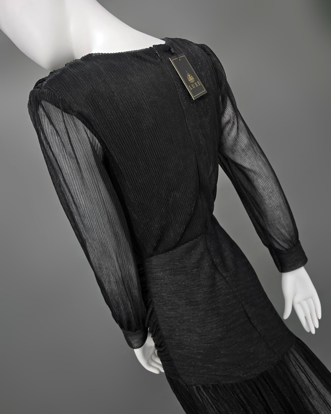 เดรสแฟชั่น แม็กซี่เดรสเสื้อคอวีป้าย แขนยาวเสริมไหล่ กระโปรงจับเดรปย่นเข้ารูปตรงสะโพก