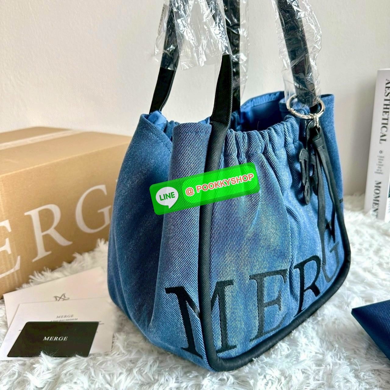 Merg A Day Bag Medium เฉดสีใหม่ 2 สี Smoky Denim กระเป๋ายีนส์ทรงโท้ท ดีไซน์เรียบเท่แต่มีลูกเล่นด้วยเชือกรูด เปิด-ปิดสะดวก ใบใหญ่จุของได้เยอะ มาพร้อมช่องด้านในและตัวล็อกสายคล้องกุญแจเพิ่มความปลอดภัย เหมาะกับสาวสายชิคที่ชอบสไตล์ลำลองแต่ยังดูมีคลาส ขนาดกระเป