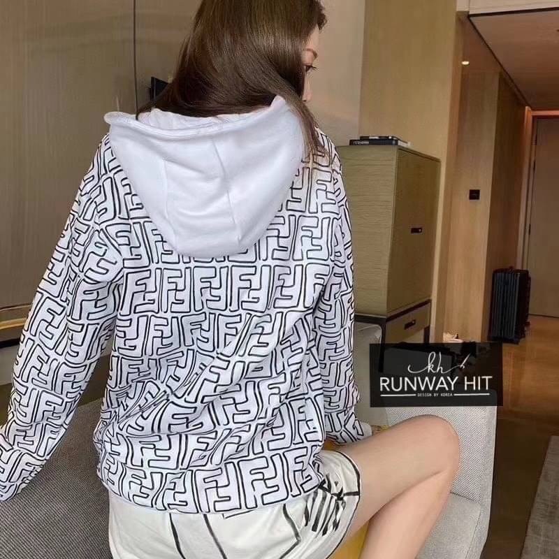 Detail เสื้อจั๊มเปอร์ มีhood brand fendi new collection2020 ผ้าใส่สบายของสวยจะใส่แมทช์กับอะไรก้อสวยค่ะสวยเป๊ะสุดๆของสวยๆต้องมีคะบอกเลยจ้า งานhiend 1:1 สวยเป๊ะผ้าดีสุดๆเลยจ้ะพี่จ๋า