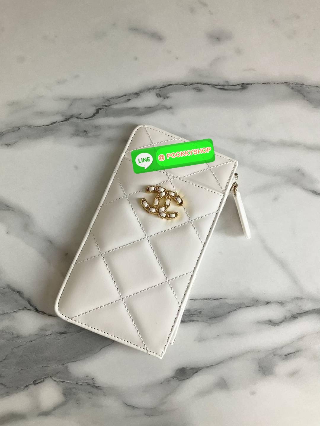 พร้อมส่งแล้วค่ะ ❤️🤍 พร้อมส่งที่ไทยค่าา กระเป๋าสตางค์รับทรัพย์ แนะนำรุ่นนี้เลยคะ งานกิ้ฟ กระเป๋าสตางค์ทรงสวย สะดุดตา หนังสัมผัสลายด้าน จากแบรนด์ CHANEL ด้านหน้ามีโลโก้แบรนด์ CC สีทองหรู มีช่องซิปยาว ใส่ธนบัตร ด้านหน้าใส่มือถือขนาดเท่า NOTE10