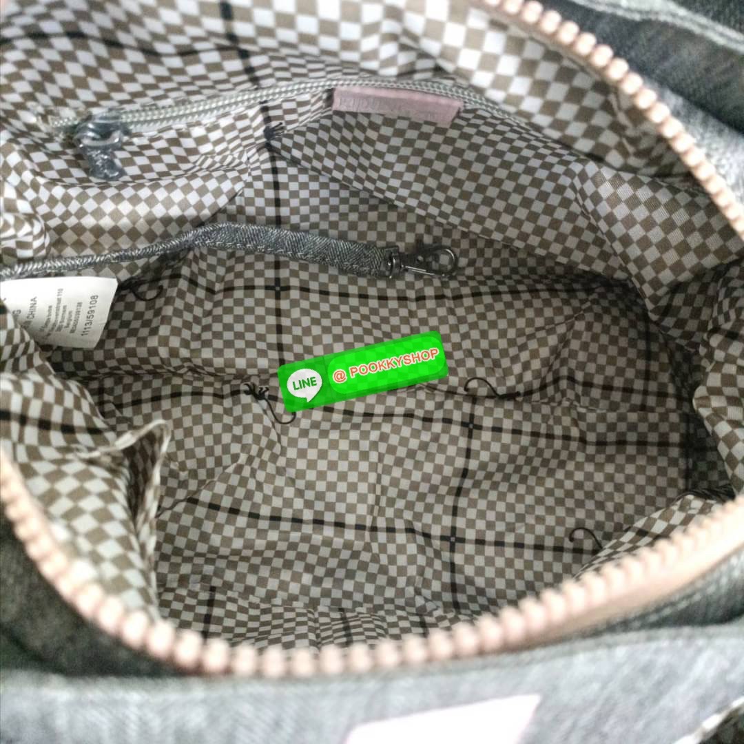 KIPLING ELISE HANDBAG กระเป๋าถือและสะพายไหล่ ขนาดกำลังพอดี จุของได้มาก มีหูจับสองสาย ถือสะดวก น้ำหนักเบา มีช่องซิป ด้านหน้า ช่อง กระเป๋าหลักเปิด-ปิดด้วยซิป มี3 ช่องว่างใส่ของได้จุมากๆ ใส่มือถือได้ กระเป๋าสตางค์ใบยาว และ เครื่องสำอางค์ได้หลายชิ้นเลยค่ะ เก็