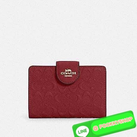 COACH C5896 MEDIUM CORNER ZIP WALLET IN SIGNATURE LEATHER คอลเลคชั่นใหม่งานหรู งานดูแพง จัดให้เลย!! กระเป๋าสตางค์ใบกลาง ดีไซน์ใหม่ สุดหรู แค่เห็นก็ต้องเลิฟ ถือใช้ขับผิวทุกสี วัสดุหนังแท้ปั๊มลายนูนสวยคม ภายในมีช่องใส่บัตร ใส่ธนบัตรได้ครบ และมีช่องซิปแยก ใบ