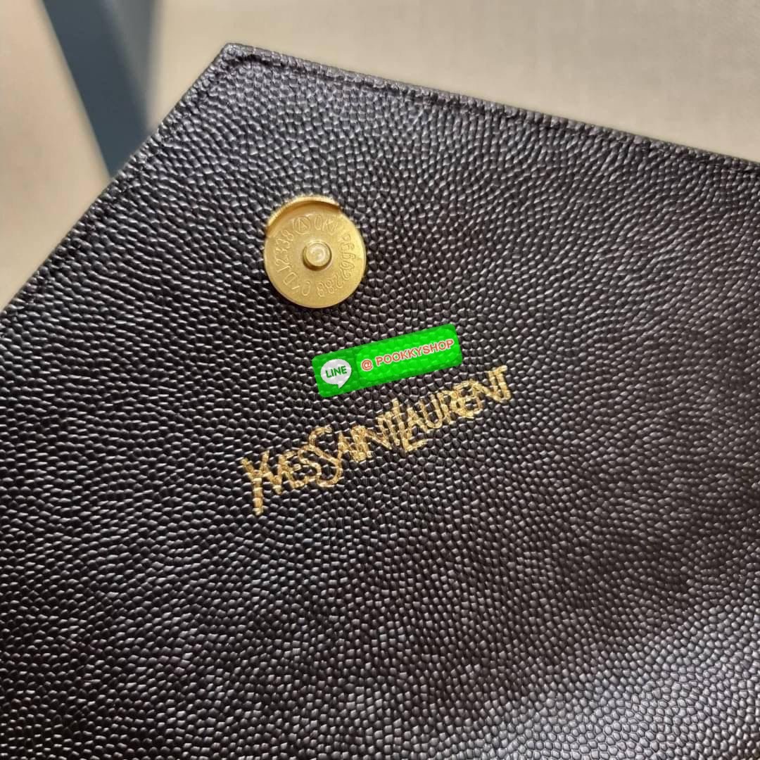 New in!! Yves Saint laurent envelope quilted with chain กระเป๋าสะพายพรีเมี่ยมกิ๊ฟ จากเคาน์เตอร์ vip dutyfree ทรง woc สุดฮอต ในดีไซน์ใหม่ ดีเทลเย็บสวยคม โดดเด่นกว่าใครแน่นอน วัสดุหนัง pepble ทนทาน ใช้งานง่ายเพียงแค่เปิด-ปิดด้วยกระดุมแม่เหล็ก ภายในแบ่งสัดส่