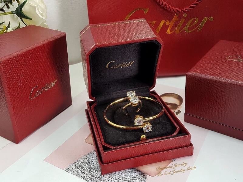 Super Hi-End Quality !!!! เซตแหวน + กำไลงานเพชรพรีเมี่ยม CZ เพชรโคลนนิ่งเหมือนเพชรแท้มากๆค่ะ รุ่นนี้เพชรคัดเกรด 6A รุ่นนี้กำไลขนาด 3 กะรัต แหวนขนาด 3 กะรัต เพชรคัด ขาว ใส เหลี่ยมเพชรเหมือนเพชรแท้เป๊ะคะ ตัวเรือนชุบ 5 ไมครอน ชุบทองหนาอย่างดีค่ะ งานเกรดเดียว