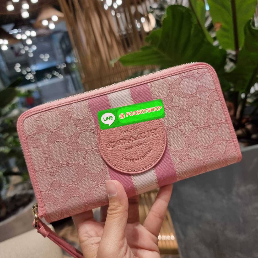 COACH C9073 DEMPSEY LARGE PHONE WALLET IN SIGNATURE JACQUARD WITH STRIPE AND COACH PATCH พร้อมเสิร์ฟความเลิศหรู กับคอลใหม่ล่าสุด กระเป๋าสตางค์ใบยาวกึ่งคล้องมือ สีสุดละมุน ถือใช้คือขับผิวสุด!! วัสดุผ้า jacquard สลับหนัง pepble มาพร้อมสายคล้องมือในตัว กันหล