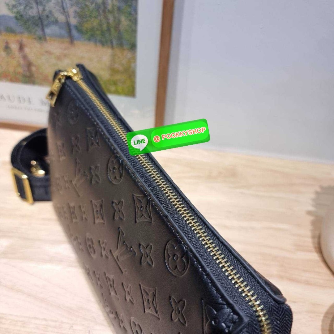 LV coussin pm bag 🔆 Details กระเป๋าสะพายกึ่งคลัชท์ สุดล้ำ ดีไซน์ใหม่ สีลิมิเต็ด ล่าสุดจากเคาน์เตอร์ duty free มาแรงมาก ด้วยความสวยปังตั้งแต่แรกเห็น มาพร้อมสาย 2 เส้น สวยลัคชูแบบสับๆ มีสายโซ่ที่มีดีเทลละเอียดไม่ซ้ำ และสายสปอร์ตครอสบอดี้ ที่จะคล้องไ