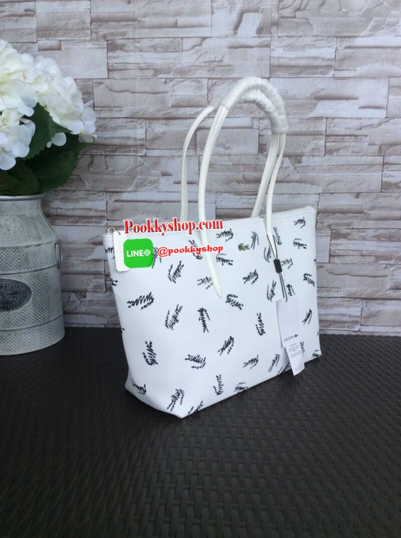 ลาคอส pu split cow leather bag รุ่นขายดีค่ะ!! กระเป๋าทรง shopping ลายกราฟฟิก ลายสดใส พร้อมส่งหลากสีรุ่นฮอตฮิตตลอดกาล แบบสวยคลาสสิค ใช้ได้ในทุกวัน ด้านหน้าประดับโลโก้จระเข้สัญลักษณ์แบรนด์ เปิดปิดกระเป๋าแบบซิป ที่จับหัวซิปปั้แบรนด์ ภายในกว้างใส่ของจุ มีช่