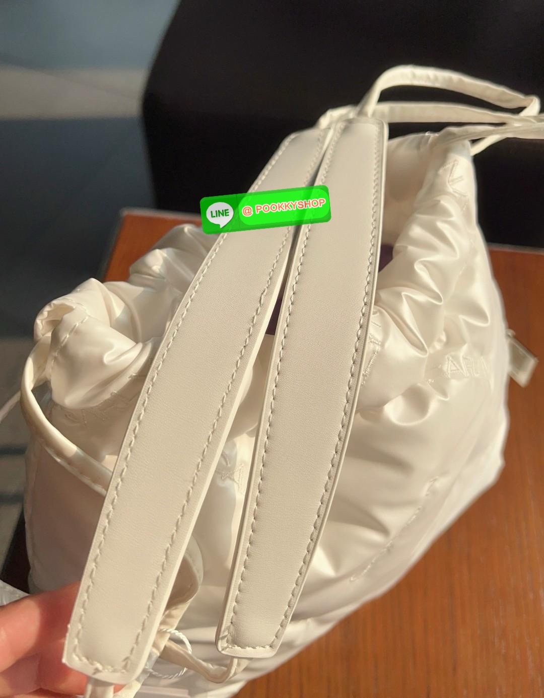 CARLYN TWEE MINI BAG #ไม่มินิตามชื่อจ้าา😘 💌พร้อมส่ง!สวยฉ่ำๆทุกสี ไม่มีไม่ได้แล้วจ้าา📌 ✔️กระเป๋าวัสดุไนล่อนอย่างดี นิ่มฟู ปักลายแบรนด์อันเป็นสัญลักษณ์ของรุ่นทั้งใบสวยงามค่ะ