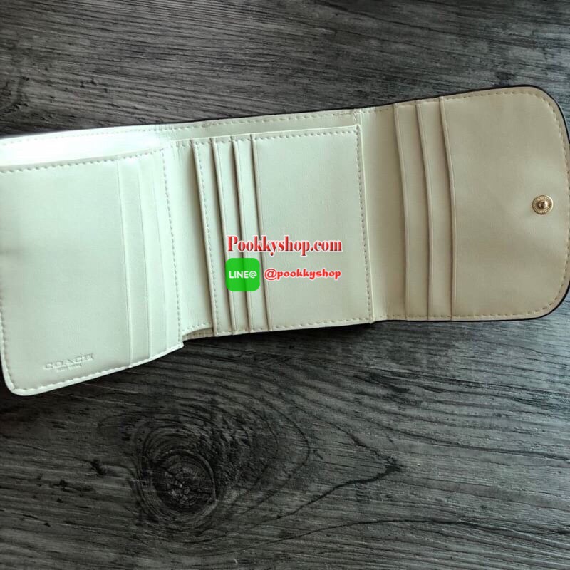 COACH Small Wallet in Floral Print Coated Canvas กระเป๋าสตางค์ใบสั้น สามารถใช่งานได้ทั้งด้านหน้าและด้านหลัง ด้านหน้าเปิด - ปิดด้วยกระดุม ภายในมีช่องใส่บัตรและธนบัตร ด้านหลังเปิด - ปิดด้วยกระดุม มีช่องสำหรับใส่เหรียญ