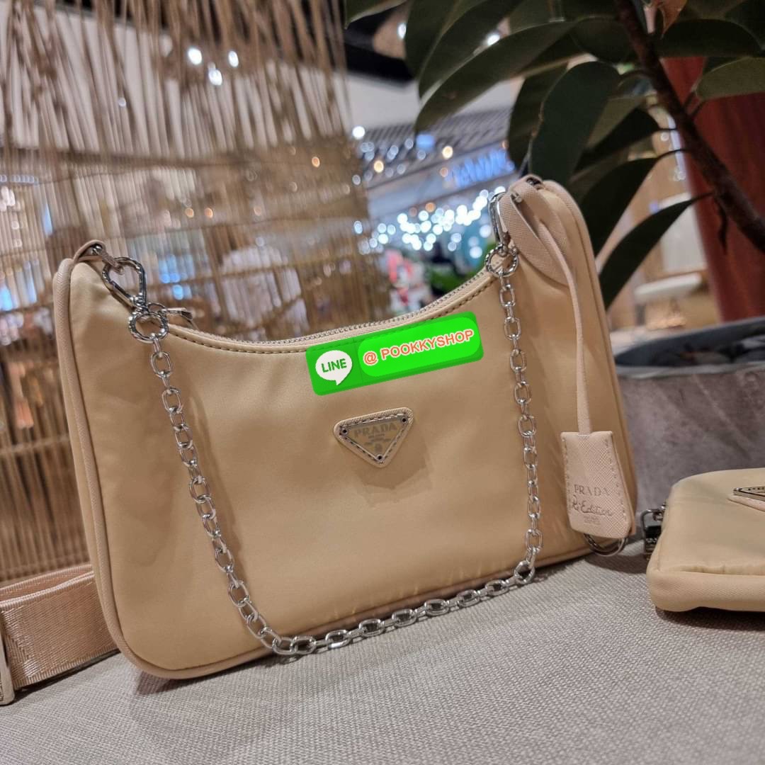 PRADA RE-EDITION 2005 RE-NYLON SHOULDER BAG ไอเท็มสุดปัง ที่ฮิตตลอดกาลไม่ว่าจะปีไหนๆ จัดให้ครบทั้งสีขายดีและสีใหม่ล่าสุด ที่สายคุณหนูห้ามพลาด!! กับกระเป๋าสะพายทรงคลาสสิค เหมาะเป็น everyday bag มากๆ วัสดุผ้าไนล่อนคุณภาพ พร้อมใบลูก ไว้ใส่เหรียญ ใส่กุญแจได้ส