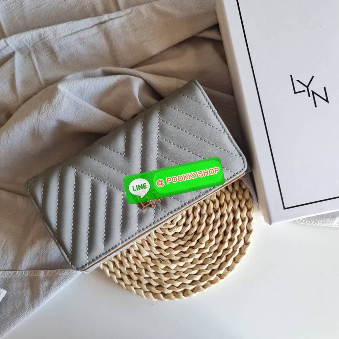 กระเป๋าสตางค์ Lyn ใบยาวแบบฝาพับ รุ่นนี้มองแล้วละมุนมากค่ะ ใบยาวขนาดกำลังดี โทนสีดูอบอุ่นด้วย ใส่บัตรใส่แบงค์ใส่เหรียญ ได้ครบ ใครกำลังเล็งหาของขวัญของฝาก หรือมองหากระเป๋าใบใหม่ แนะนำเลยจ้า