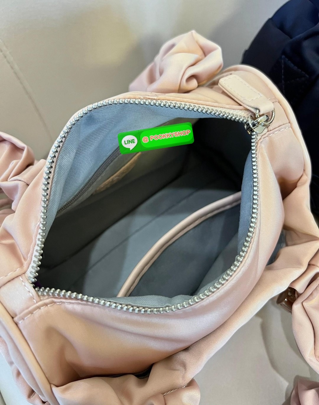 NEW ARRIVAL! น้องใหม่ล่าสุด มีความน่ารักไม่ไหวค่าสาวๆ CARLYN TIA MINI BAG พร้อมส่ง! สุดคิ้วท์ไปกับน้องสไตล์สายเกากันค่า ด้วยดีไซด์ใหม่ วัสดุไนล่อนอย่างดี ปักลายแบรนด์ทั้งใบสวยงาม