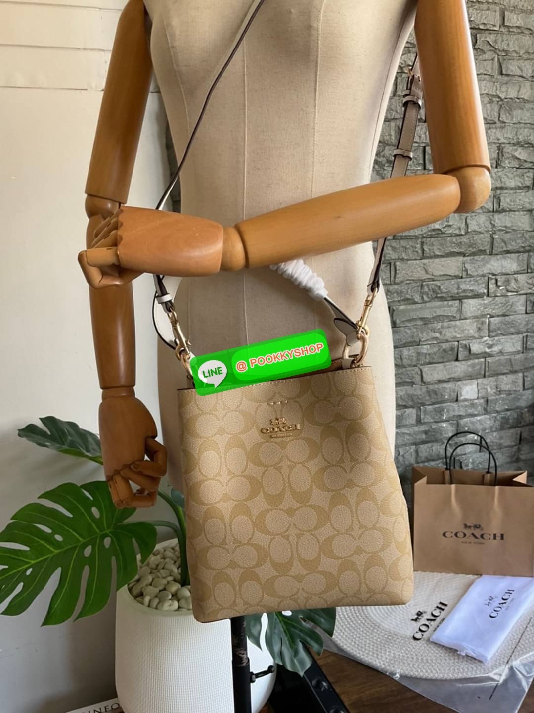 COACH SMALL TOWN BUCKET BAG IN SIGNATURE CANVAS รุ่น 2312 Collection บักเก็ตคลาสสิค รุ่นยอดนิยม กำลังมาแรงมากๆ กระเป๋าสะพายไหล่ และ Cross Body วัสดุหนังแคนวาสอย่างดี มาพร้อมสายสะพายสะพายไหล่ถอดออกไม่ได้ / สายสะพายยาว สายถอดออกได้ มี 3 ช่องใช้งาน