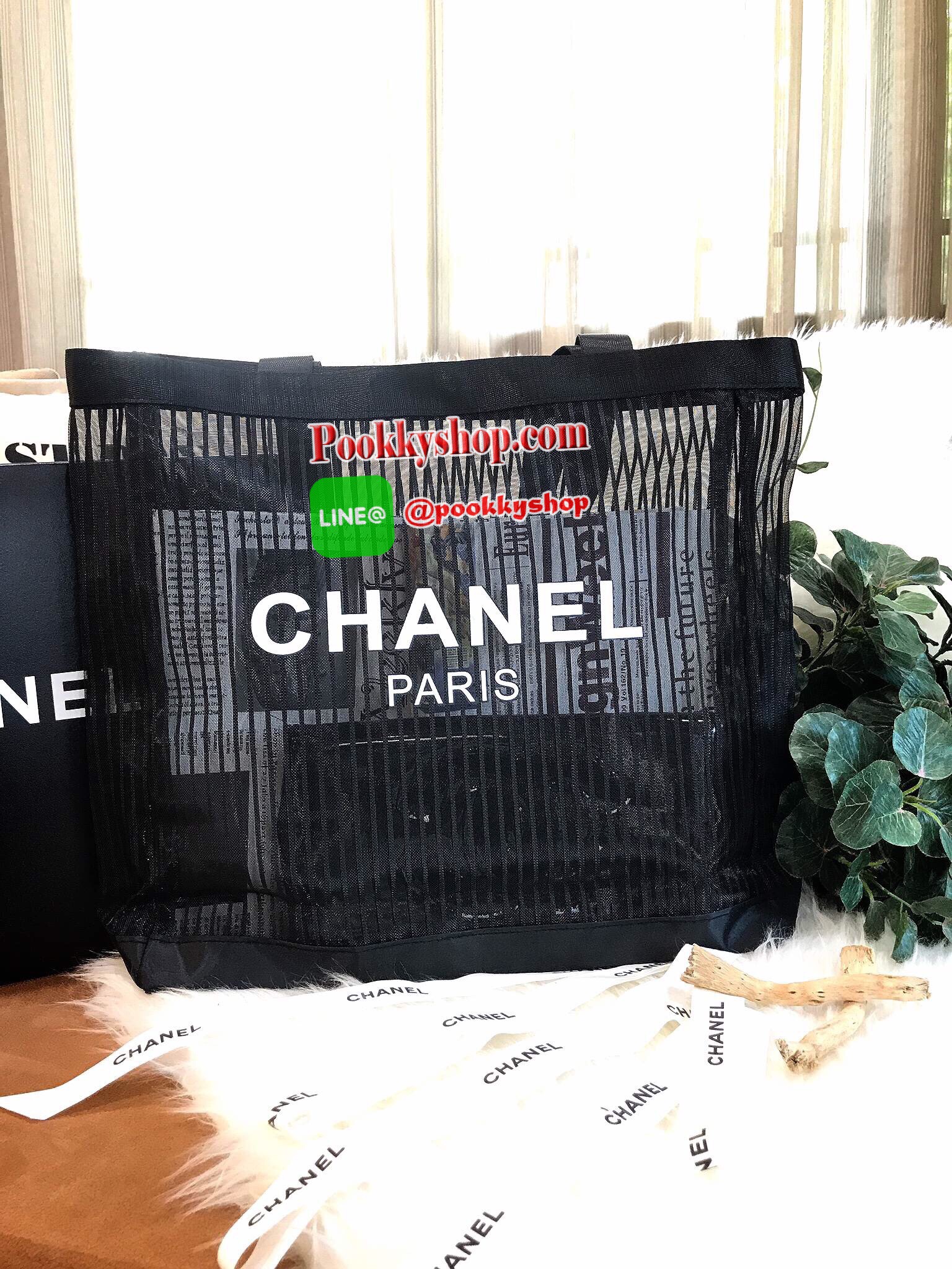 ห้ามพลาดนะคะ! NEW Arrival! Chanel Cosmetic Shopping Bag กระเป๋าสะพายใบใหญ่ VIP Gift With Purchase Limited Edition พรีเมี่ยมกิ้ฟของแท้จาก Chanel Cosmetic Counter ใบใหญ่วัสดุ Nylon โปร่งปั้มโลโก้แบรนด์ เปิดปิดด้วยแถบแม่เหล็กซ่อนด้านในปากกระเป๋าบุที่ฐานเพื่อ
