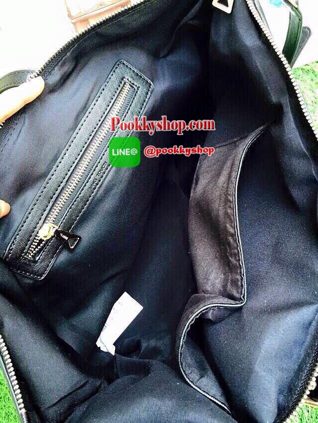 กระเป๋าทรงเท่ห์ สีดำ ยี่ห้อ MANGO คล้าย PRADA วัสดุทำด้วยผ้าร่ม น่าใช้ ขอบและสายกระเป๋าเป็นหนัง saffiano อะไหล่สีทอง ตัดกันลงตัว ดูดีค่ะ ภายในมีช่องซิป 1 ช่อง ฐานแข็งเป็นทรง สายยาวถอดออก และปรับระดับได้ จุของได้เยอะเลยค่ะ เป็นสินค้าแบรนด์แท้ งาน Sale ค่ะ