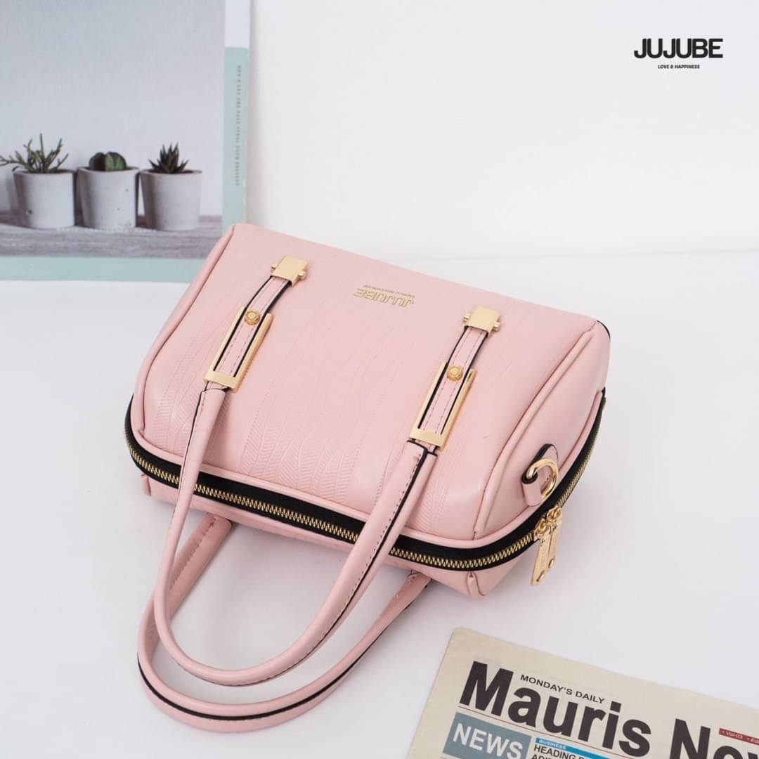 กระเป๋าสะพายข้างผู้หญิง แบรนด์ Jujube ทรงหมอนใบใหญ่ ภายโล่งในกว้าง มี3ช่องใช้งาน จุของได้เยอะคะ