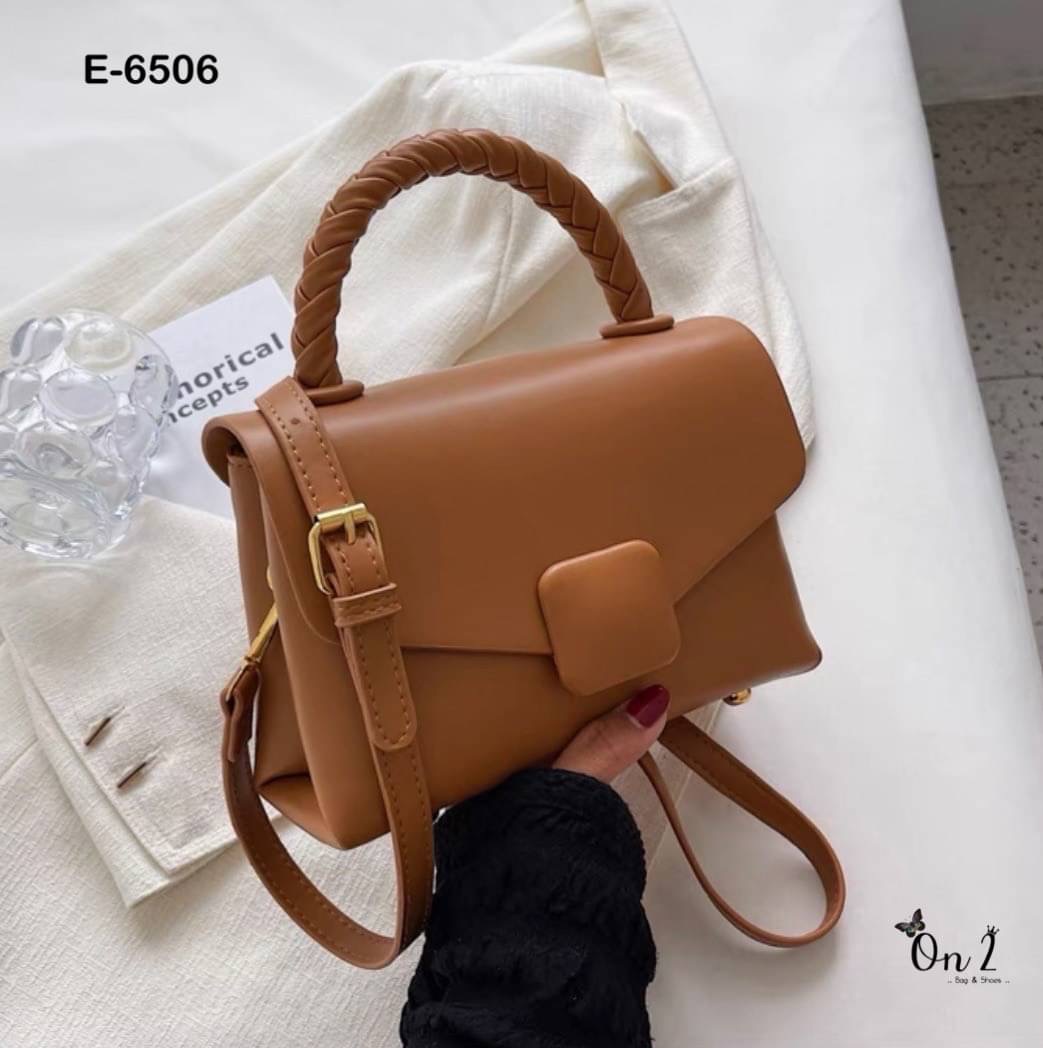 New arrivals รุ่นยอดฮิตที่ทุกคนต้องมีสีพื้น มีความคลาสสิค เรียบ แพงไม่ตะโกน สายปรับ สั้น/ คลอสบอดี้ได้ค่ะ จุได้ครบ พร้อมส่ง. ต้องจัดเลยค้า