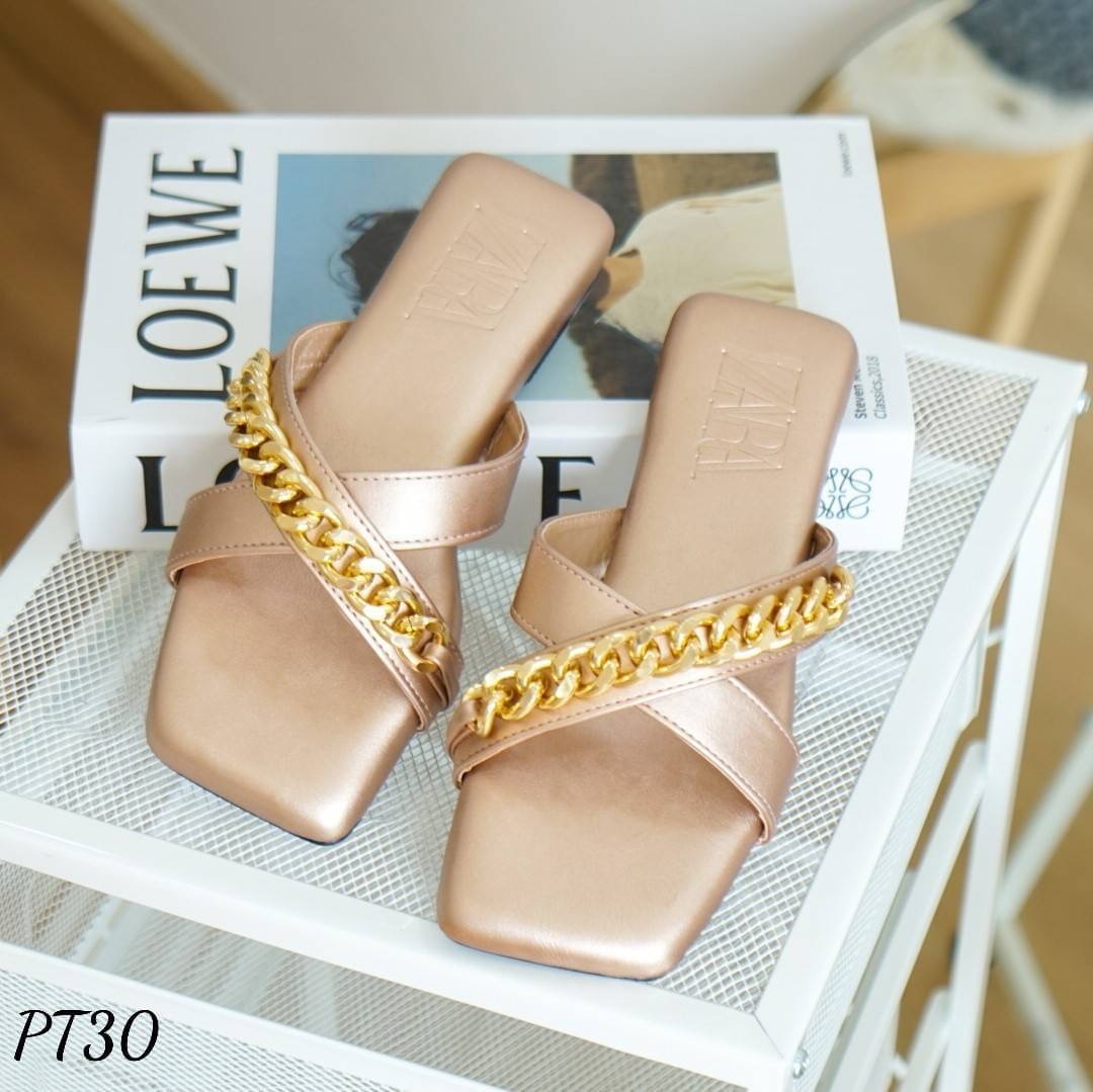 พร้อมส่ง แบบเข้าใหม่ค๊า รองเท้าทรงสวมหน้าไขว้ แต่งโซ่ทอง งานสวยมากกกก เก็บทรงดี หนังนิ่ม ใส่ง่าย เดินสบาย แมตกับเสื้อผ้าได้ทุกชุด งานพื้นเสริมฟองน้ำหนา ทำให้เวลาใส่นุ่มนิ่มมากกกก ร้านการันตีเลยว่า คู่นี้ เป็นรองเท้าที่ สวย นุ่ม ใส่สบายที่สุดค๊า