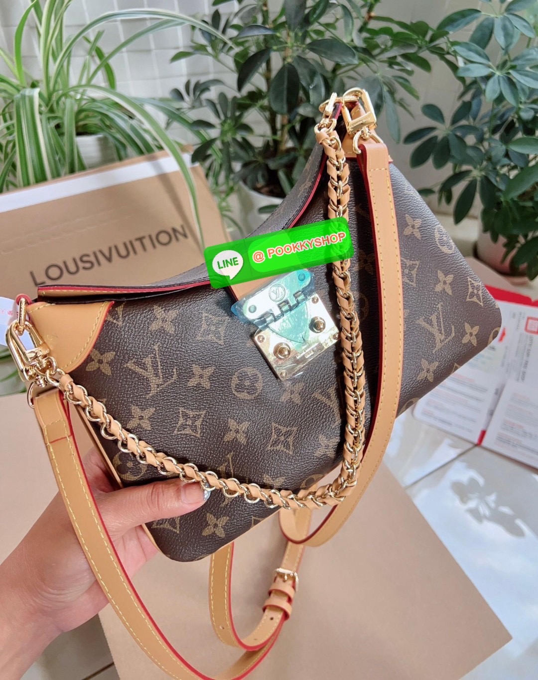 NEW IN เป็นอีกหนึ่งรุ่นที่สวยและดูดีมาก ห้าทพลาด! LOUIS VUITTON TWINNY BAG ((VIP GIFT DUTY FREE ตปท.)) 🔖พร้อมส่ง! เปิดออกมาน้องจะมีความหอมอ่อนๆในตัว คือดีย์มากๆ หนังแท้อย่างดี มีความนิ่ม ทรงสวย เก๋ ใช้ได้กับทุกๆวันไม่เบื่อเลยค่ะสาวๆ
