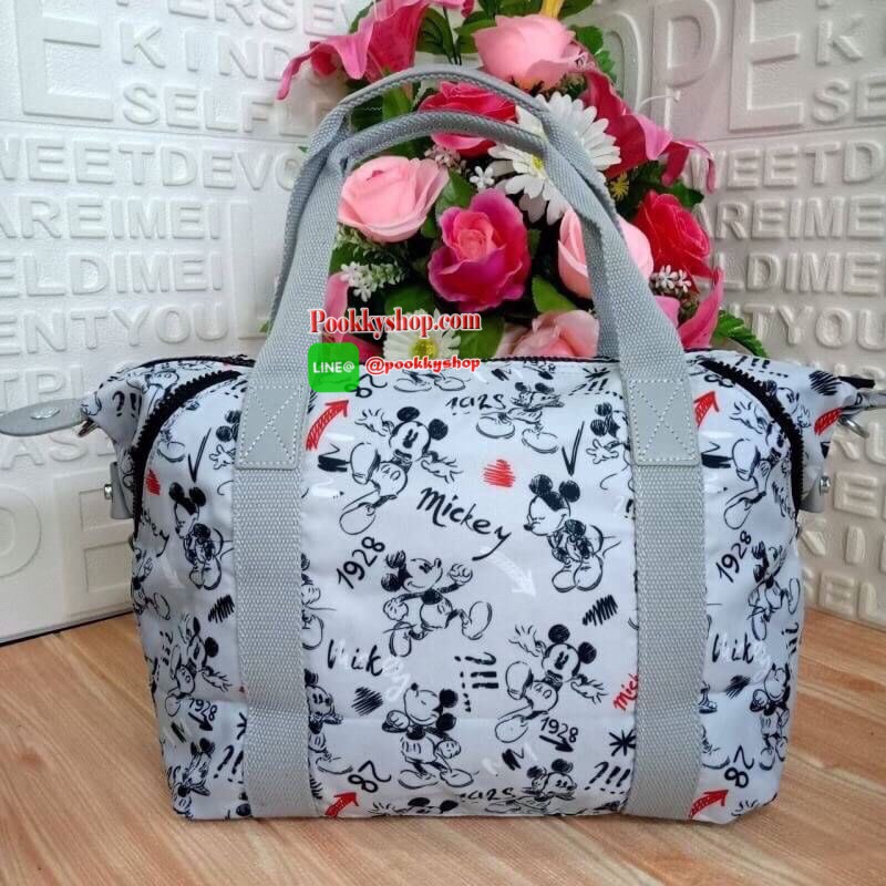 Disney's® 90 Years of Mickey Mouse Handbag 👍 รุ่น ART size M 👍กระเป๋าผ้าคิปลิงสะพายไหล่ได้ ครอสบอดี้ได้ มีสายยาวให้ 👍สามารถปรับสไตล์กระเป๋าได้2รูปแบบ เป็นtote หรือเก็บหูกระเป๋าก็ได้ 👍ช่องใหญ่ใส่ของได้จุ เปิดปิดด้วยซิป
