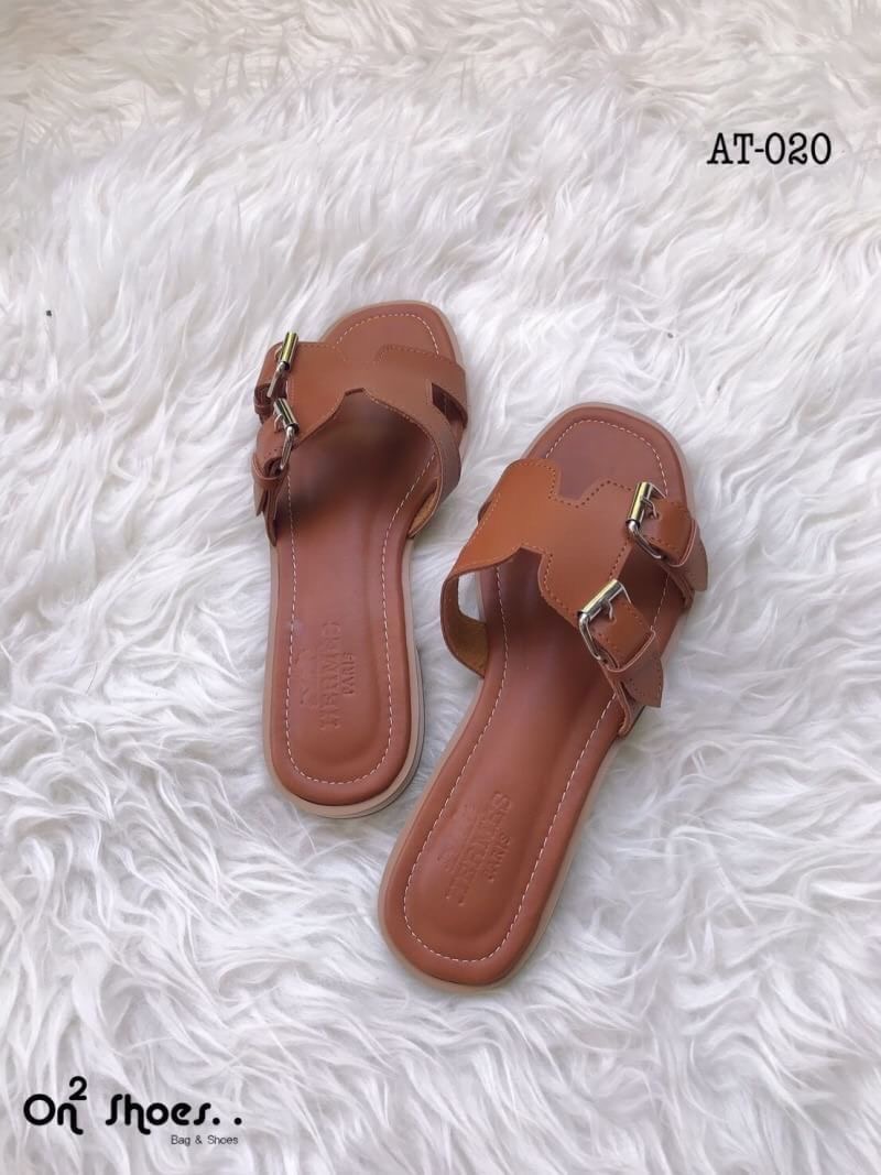 Hermès sandal เข้าแล้วค่ะ..แตะ Hermès รอบนี้หนังดีเวอร์ พื้นปั้มแบรนด์ปั้มนูนชัดแจ๋ว พื้นนิ่มใส่สบาย สวยเบอร์แรงรอบนี้ห้ามพลาดเลยจ้า **รูปสินค้าถ่ายจากงานจริง