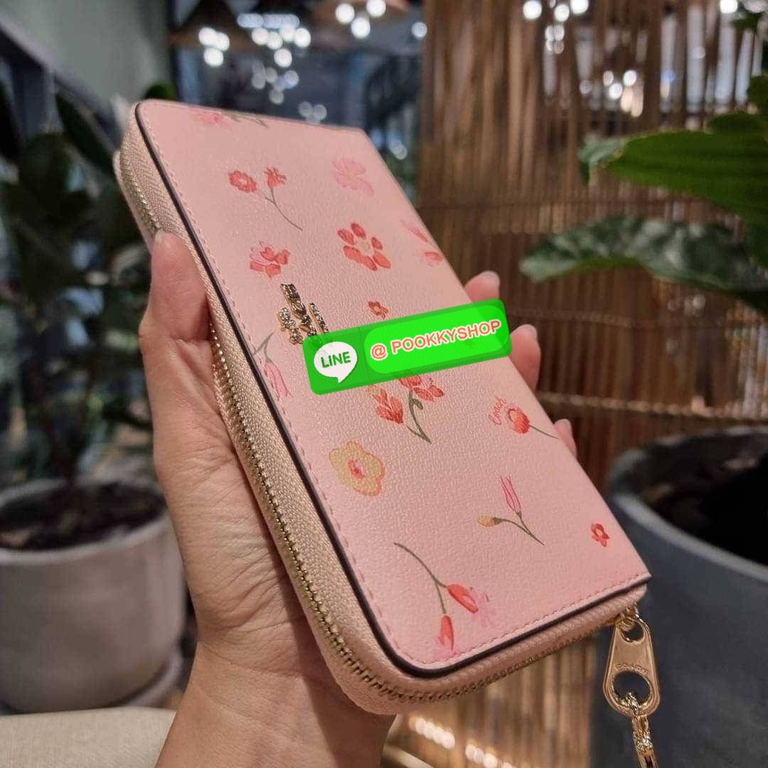 COACH C8695 LONG ZIP AROUND WALLET IN SIGNATURE CANVAS WITH MYSTICAL FLORAL PRINT พร้อมเสิร์ฟความหรู กับคอลใหม่ล่าสุด กระเป๋าสตางค์ใบยาวกึ่งคล้องมือ มาในดีไซน์ผู้ดี เรียบหรู ถือใช้แล้วขับผิวมาก ลวดลายดอกไม้คละเคล้าสวยงาม วัสดุหนังแคนวาสเคลือบลาย มาพร้อมสา