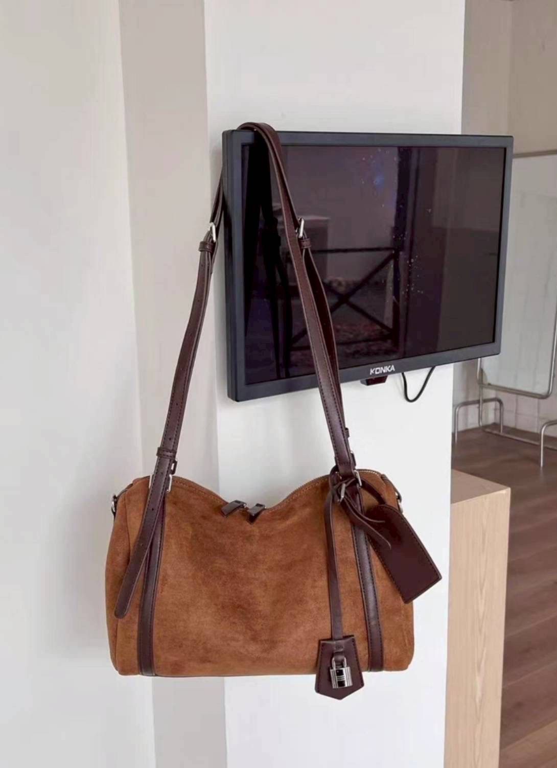 กระเป๋าทรง hobo suede bag ดีไซน์เรียบแต่ดูแพงสุดๆ งานหนังกลับนุ่มมือ ผสมกับสายหนังเรียบเนียนคุณภาพดี ให้ฟีลหรูมีคลาสแบบมินิมอลยุโรป ใบนี้ใช้งานได้จริงทุกวัน ดูดีทั้งถือและสะพาย ทรงนิ่มแต่ไม่ย้วย มีโครงเล็กน้อยช่วยให้ตั้งสวย ช่องซิปหลักเปิดกว้าง หยิบของง่า