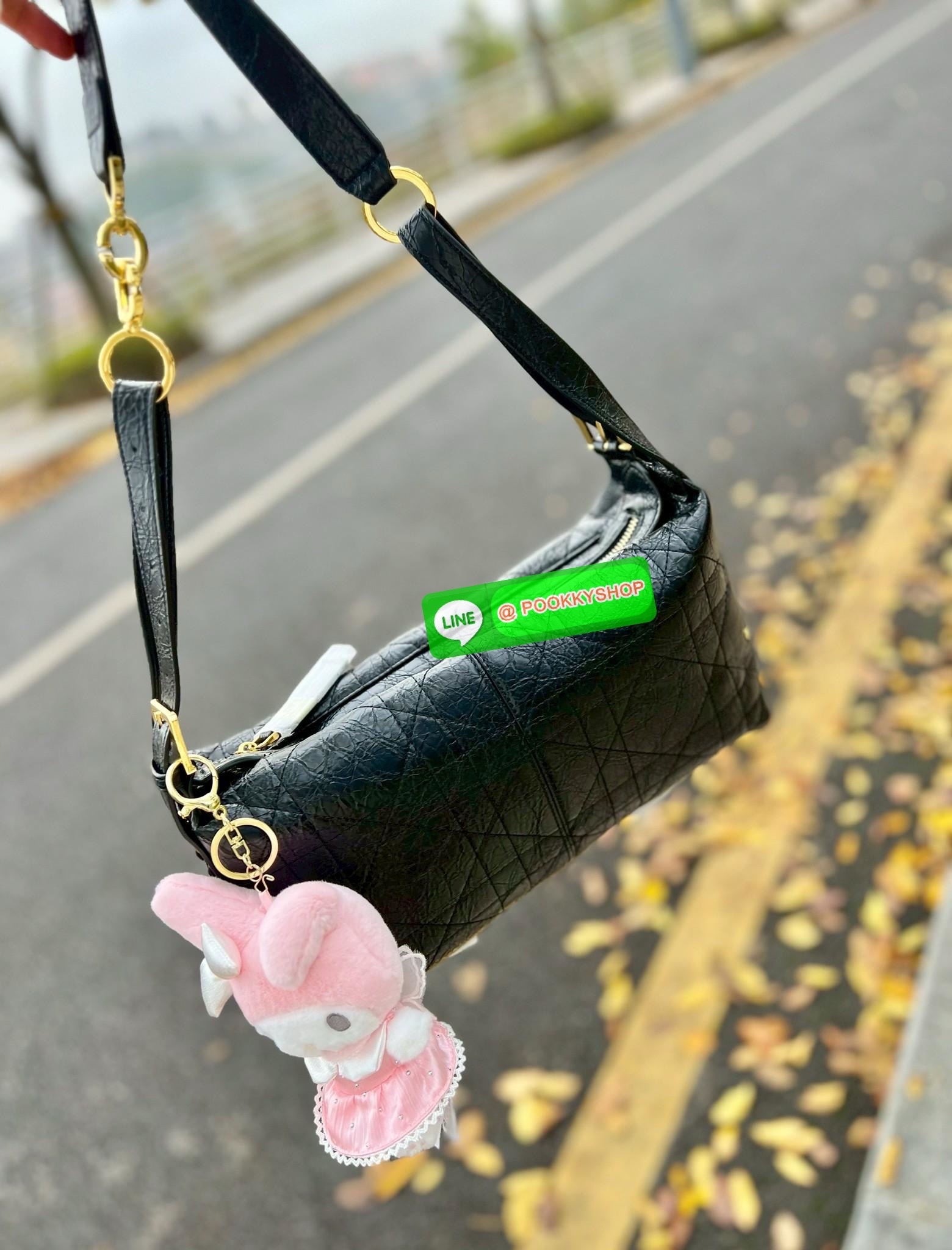 📸New Arrival!🎉 ล่าสุดรุ่นเดียวกับที่Jisoo ใช้เลยค่าา👏 Christian Dior D-journey bag #สวยจริงไม่จกตาค่า‼️ 📌มาพร้อมน้อง My melody แท้ราคา 490฿Free! 📣พร้อมส่ง! จำนวนจำกัด ผลิตออกมาน้อยมากๆเลยค่ะ! พร้อมสวยไปกับกระเป๋าดีไ