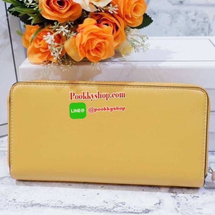 Lyn กระเป๋าสตางค์ใบยาว ด้านหน้าปั๊มโลโก้แบรนด์ แต่งโลหะทอง ด้านในมีช่องใส่บัตรเยอะมาก และมีช่องซิบ ตัวจับซิบแต่งไข่มุกเม็ดโตๆห้อยป้ายโลหะปั๊มโลโก้แบรนด์ด้วยสวยมากเกินหน้ามากค้าาา