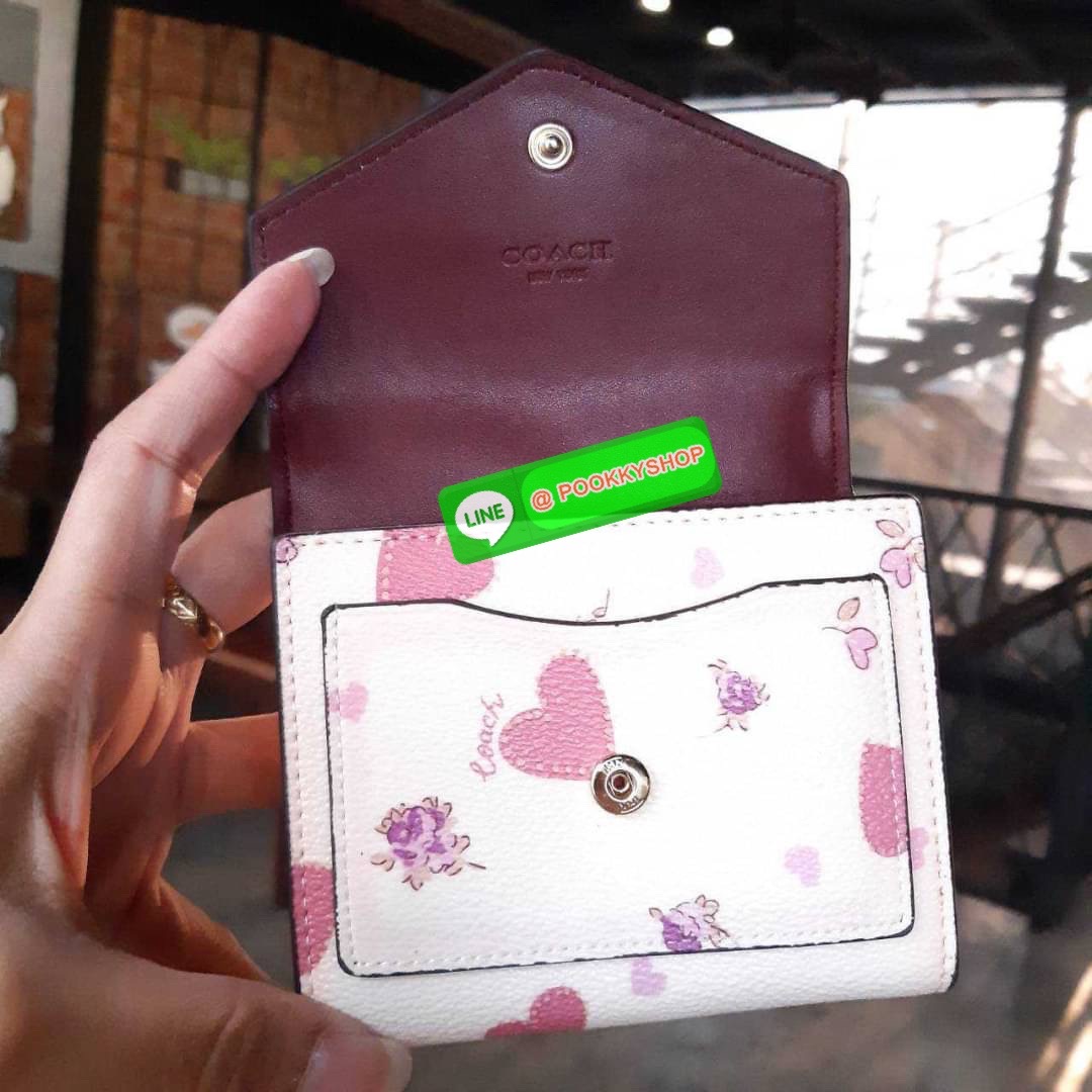 COACH 69683 SMALL WALLET WITH HEART FLOWER กระเป๋าสตางค์ใบสั้น พับสองตอน โทนสีละมุน แต่งเติมสีสันด้วยหัวใจและดอกไม้รอบใบ ดูสวยหรูอย่างลงตัว (รัก)(รัก)(ดอกไม้)(ดอกไม้) เปิด-ปิดด้วยกระดุม ภายในมีช่องใส่บัตร ใส่ธนบัตรได้ทุกขนาด ด้านหลังมีช่องซิปเล็กให้อีก รา