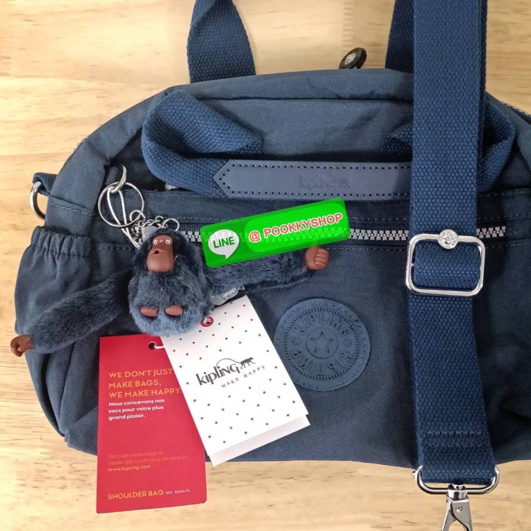 Kipling K1006 Handbag กระเป๋าถือหรือสะพาย วัสดุ Polyester 100% รุ่นใหม่ มีให้เลือกทั้งแบบเรียบ และ ลายน่ารัก มีช่องแยกด้านหน้า 2 ช่อง ช่องหลักโล่งกว้าง พร้อมช่อง pocket แยก 2 ช่อง ใช้งานได้ครบครัน สามารถสตางค์ใบยาวได้ ขนาดกำลังดี จะใช้ทำงาน ไปเรียน หรือ ถ