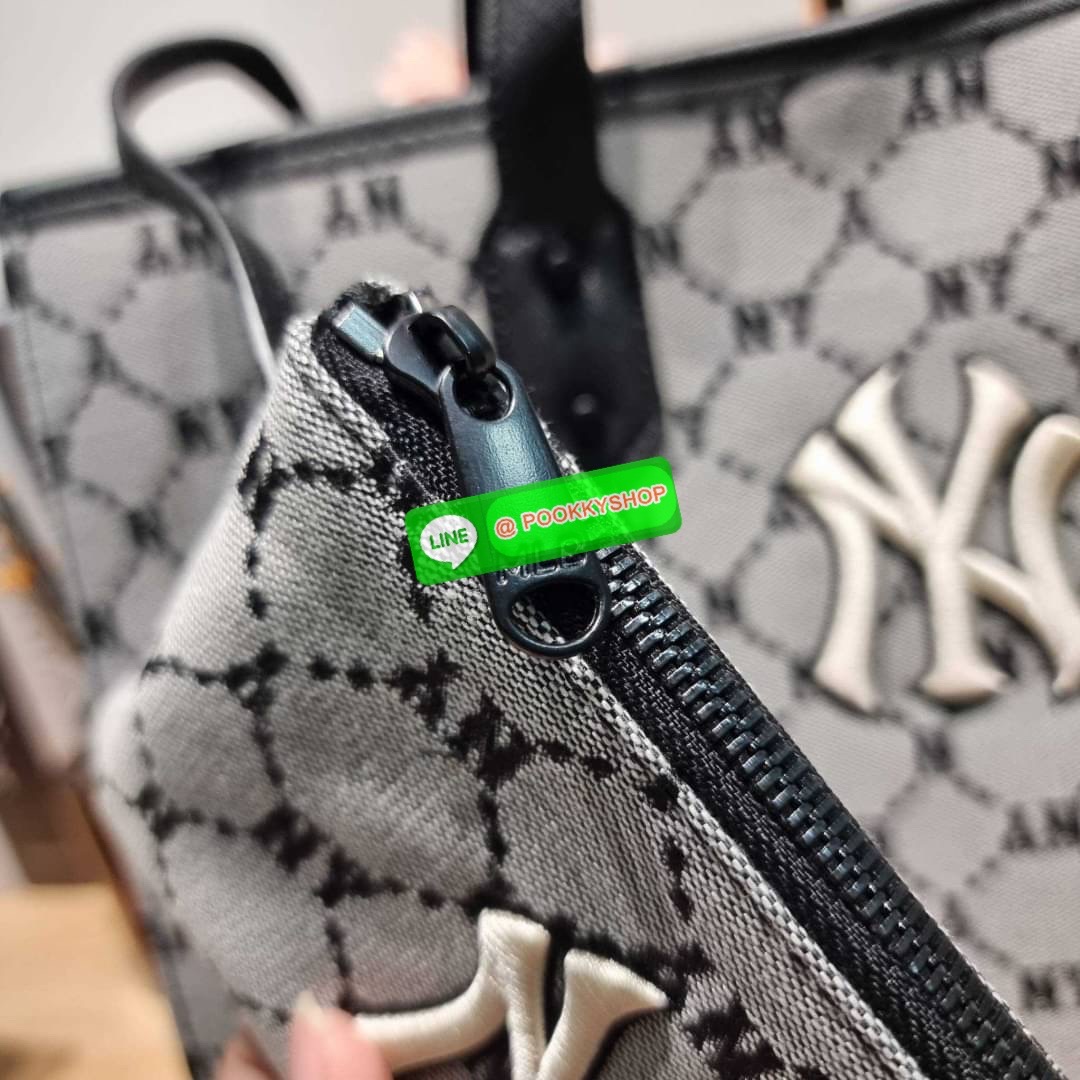 MLB MONOGRAM TOTE BAG กระเป๋าทรงโท้ท ใบใหญ่จุคุ้ม ที่มีกิมมิคไม่เหมือนใคร ด้วยดีไซน์ลวดลายโมโนแกรมเอกลักษณ์ ปั๊มลงบนผ้าแคนวาสและหนัง pu คุณภาพดี สวยคม ปากกระเป๋ามีอะไหล่เกี่ยวกันของหล่นได้ มาพร้อมสายสะพายในตัว ภายในโล่งกว้างมาก ใส่ของสำคัญได้แบบไร้กังวล ห