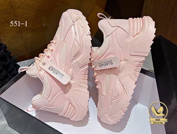 รองเท้าผ้าใบแฟชั่นเกาหลีดีไซน์ทันสมัยและโดดเด่น ด้วยพื้นรองเท้าที่มีความหนาและดีไซน์ที่ดูมีลูกเล่น เหมาะสำหรับผู้ที่ชื่นชอบสไตล์สปอร์ตแฟชั่นที่ใส่สบายและเสริมความสูงได้เล็กน้อย มีให้เลือกทั้งสีขาวครีมและสีชมพูอ่อนที่ดูน่ารัก ดูทะมัดทะแมง สามารถนำไปมิกซ์แอ