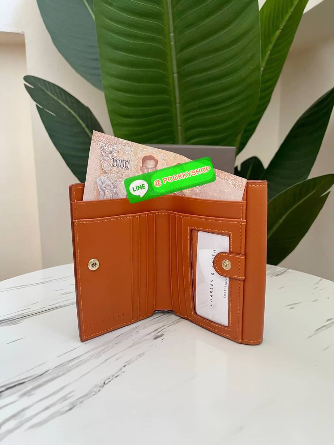 Snap Button Mini Short Wallet กระเป๋าเงินใบกลางหนังเรียบใบสวย จับถนัดมือ เปิดปิดแบบกระดุมแม่เหล็ก เป็นช่องใส่เหรียญ/บัตร และช่องใหญ่ใส่แบงค์เปิดปิดแบบกระดุม มีช่องใส่การ์ด 7 ช่อง และช่องใส่แบงค์ 2 ช่องใหญ่ ใส่แบงค์1000 แบบไม่พับได้เลยค่ะ แนะนำไปใช้กับกระเ