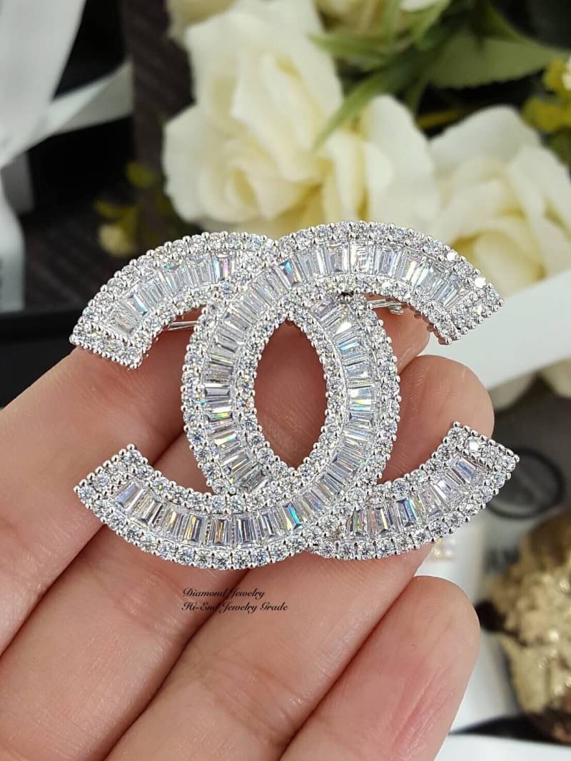 Super Hi-End Quality !!!!!! ทีเด็ดอีกตัวของวันนี้มาแล้วจ้าาาายกให้กับ Chanel Brooch ตัวนี้ค่ะ รุ่นนี้เป็นงานซุปเปอร์ไฮเอนนะคะ งานสวยยยยที่สุดเกรดดีที่สุดนะคะ วัสดุเกรดเทียบเท่าของแท้ งานเกรดจิวเวอรี่ ใส่เข้า shop ได้เลยค่ะรุ่นนี้ งานอย่างดีเพชร “Premium C