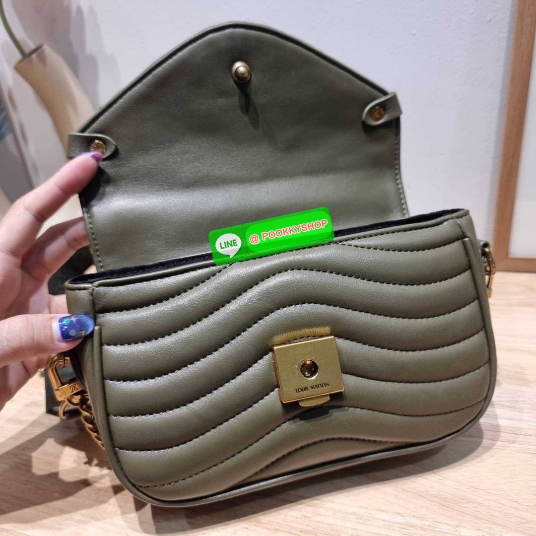 🔆 Model LV new wave pochette multi bag 🔆 Details กระเป๋าสะพายมัลติฟังก์ชั่น พรีเมี่ยมกิ๊ฟสุดหรู คุ้มจาก dutyfree มาพร้อม box set รับรองว่าดีงาม ลูกเล่นคลาสสิคผสานความวินเทจ มีสายสะพายให้ 2 เส้น และกระเป๋าใบลูก เล็กน่ารัก ภายในเป็นช่องโล่ง