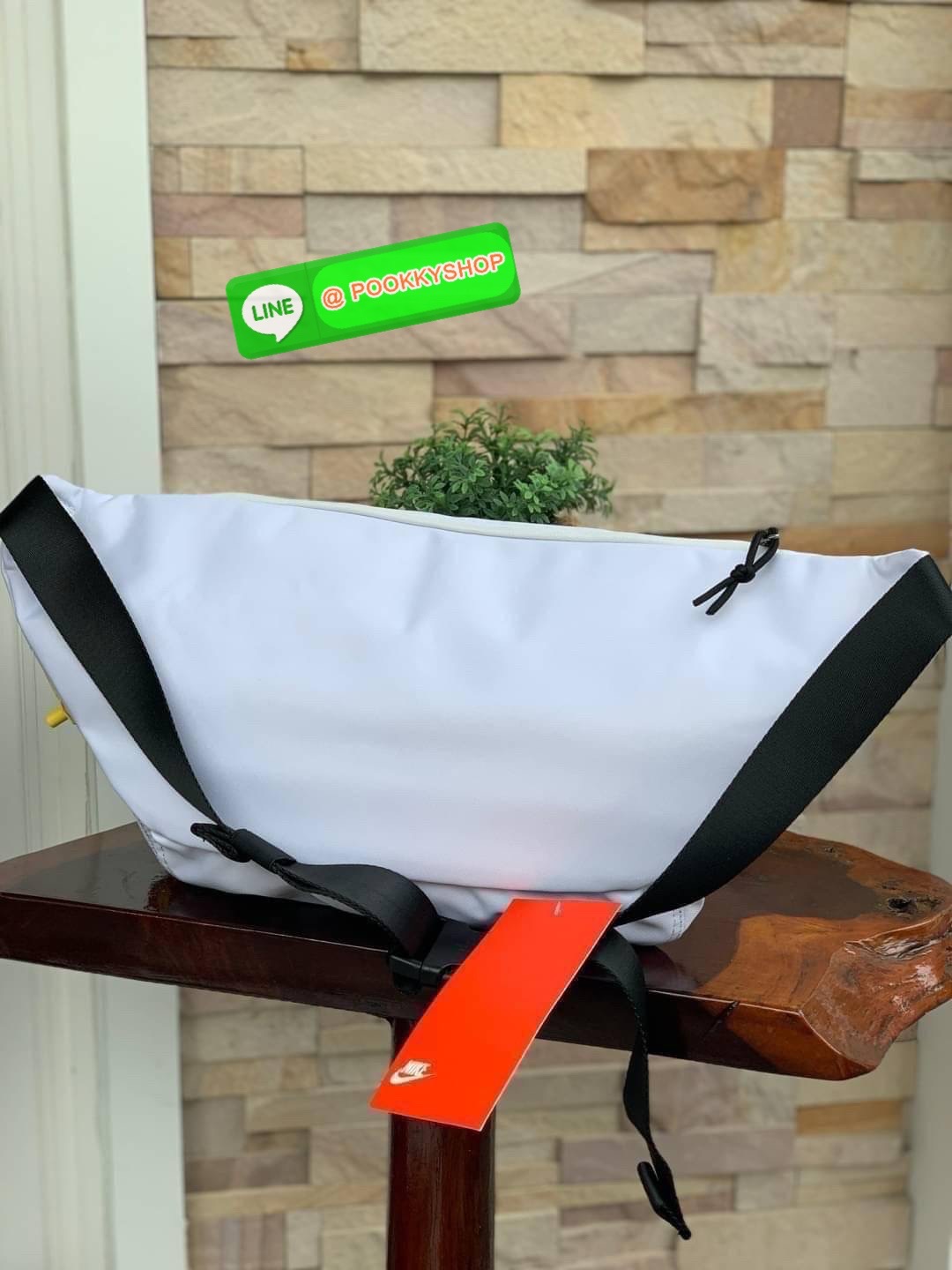 Nike Tech hip pack กระเป๋าคาดเอว Nike Tech รุ่นใหม่ชนช้อป!! ให้คุณหยิบใช้อุปกรณ์กีฬาและพกพาได้อย่างง่ายดาย พร้อมโดดเด่นด้วยกระเป๋าซิป 2 จุดสำหรับเก็บสิ่งของ และสายกระเป๋าแบบปรับได้เพื่อให้แนบกับลำตัว ใช้งานได้คล้องตัว ใส่ของได้จุสมใจเลยคร้า