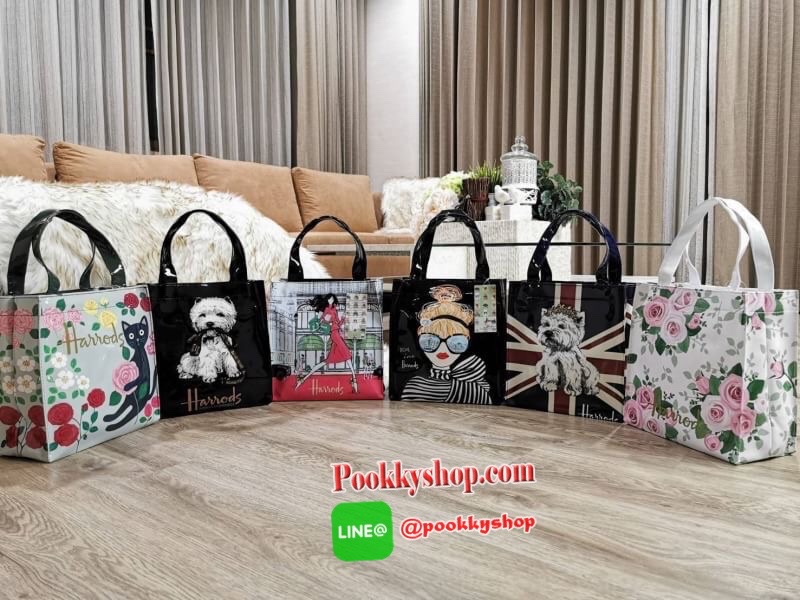 ลายนี้เข้าแล้วนะคะ! พร้อมส่งไอเท็มยอดนิยม! Harrods London Top-handle Shopping Bag กระเป๋า Shopping แบรนด์ดังจากอังกฤษรุ่นยอดนิยมวัสดุ PVC+Polyester 100% ของแท้เนื้อหนาอยู่ทรงกันน้ำ ขนาดกำลังดี น้ำหนักเบา เปิดปิดด้วยซิปสะดวกใช้หัวซิปปั้มโลโก้แบรนด์อะไหล่เง