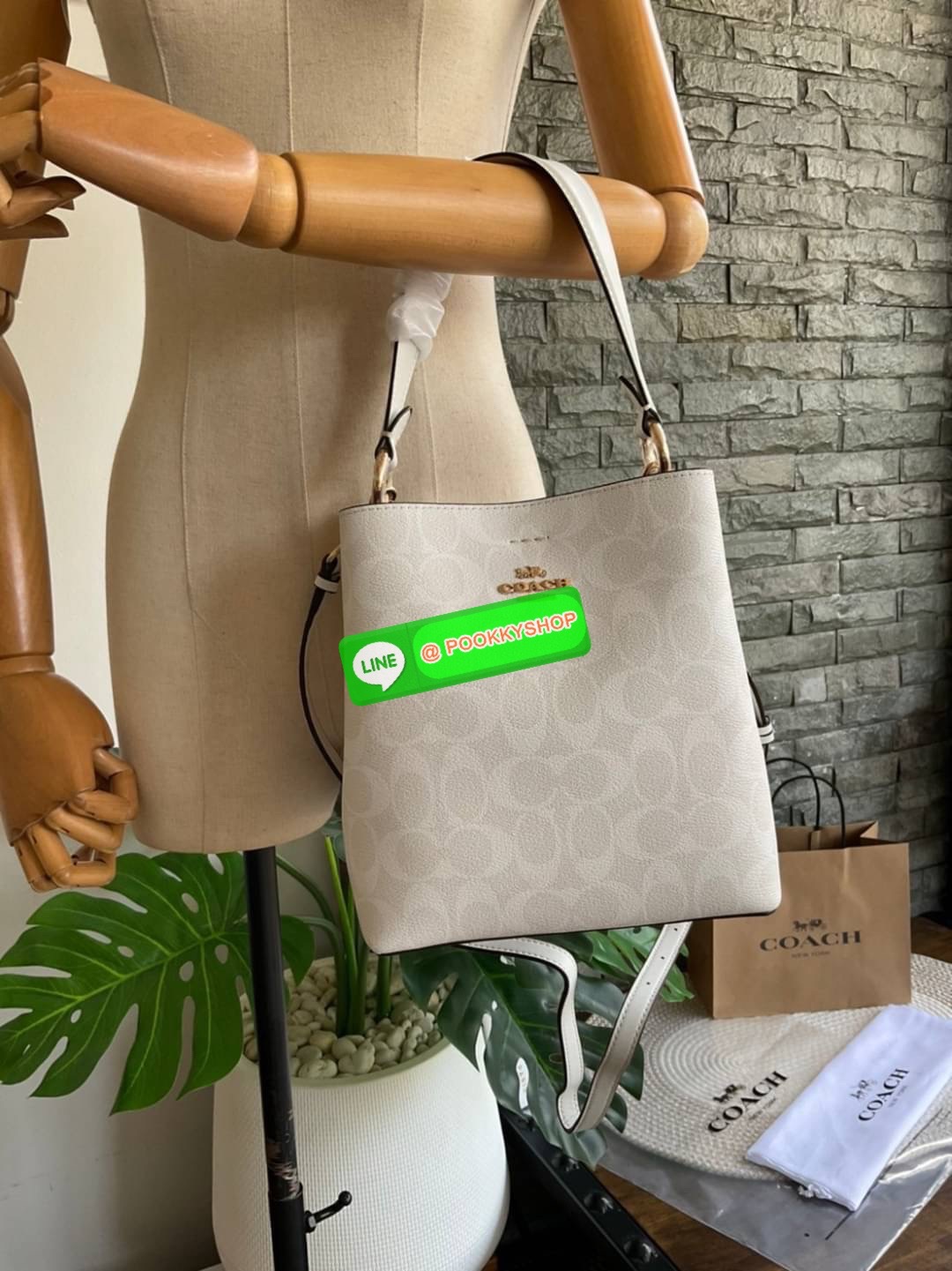 COACH SMALL TOWN BUCKET BAG IN SIGNATURE CANVAS รุ่น 2312 Collection บักเก็ตคลาสสิค รุ่นยอดนิยม กำลังมาแรงมากๆ กระเป๋าสะพายไหล่ และ Cross Body วัสดุหนังแคนวาสอย่างดี มาพร้อมสายสะพายสะพายไหล่ถอดออกไม่ได้ / สายสะพายยาว สายถอดออกได้ มี 3 ช่องใช้งาน