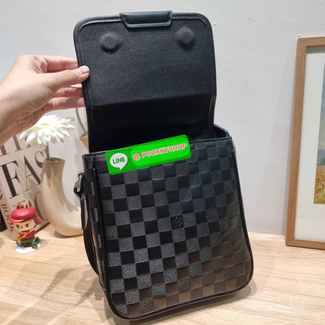 LV bass macassar monogram bag ของใหม่จัดให้หนุ่มๆ จากเคาน์เตอร์ dutyfree กับกระเป๋าสะพายทรงแมสเซ็นเจอร์ ไซส์กำลังดี เหมาะกับหนุ่มๆที่รักความคล่องตัว วัสดุหนังแท้ปั๊มลายเต็มใบ ดีไซน์คลาสสิค เปิด-ปิดด้วยกระดุมแม่เหล็ก ภายในโล่ง ใส่โทรศัพท์ได้ทุกรุ่น ใส่กระเ