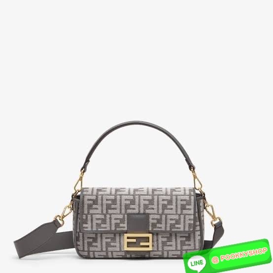 New Arrivals!!! Fendi Baguette Dark Gray FF Tapestry Fabric Bag กระเป๋าทรง Baguette ขนาดกลาง วัสดุผ้าเซนิล พร้อมลวดลาย FF สีเทาเข้ม ปิดท้ายด้วยรายละเอียดหนังแบบทูโทนและประดับด้วยตัวล็อค FF โดดเด่นด้วยฝาปิดด้านหน้าตัวล็อคแม่เหล็กช่องด้านในบุด้วยผ้าหนังกลับ