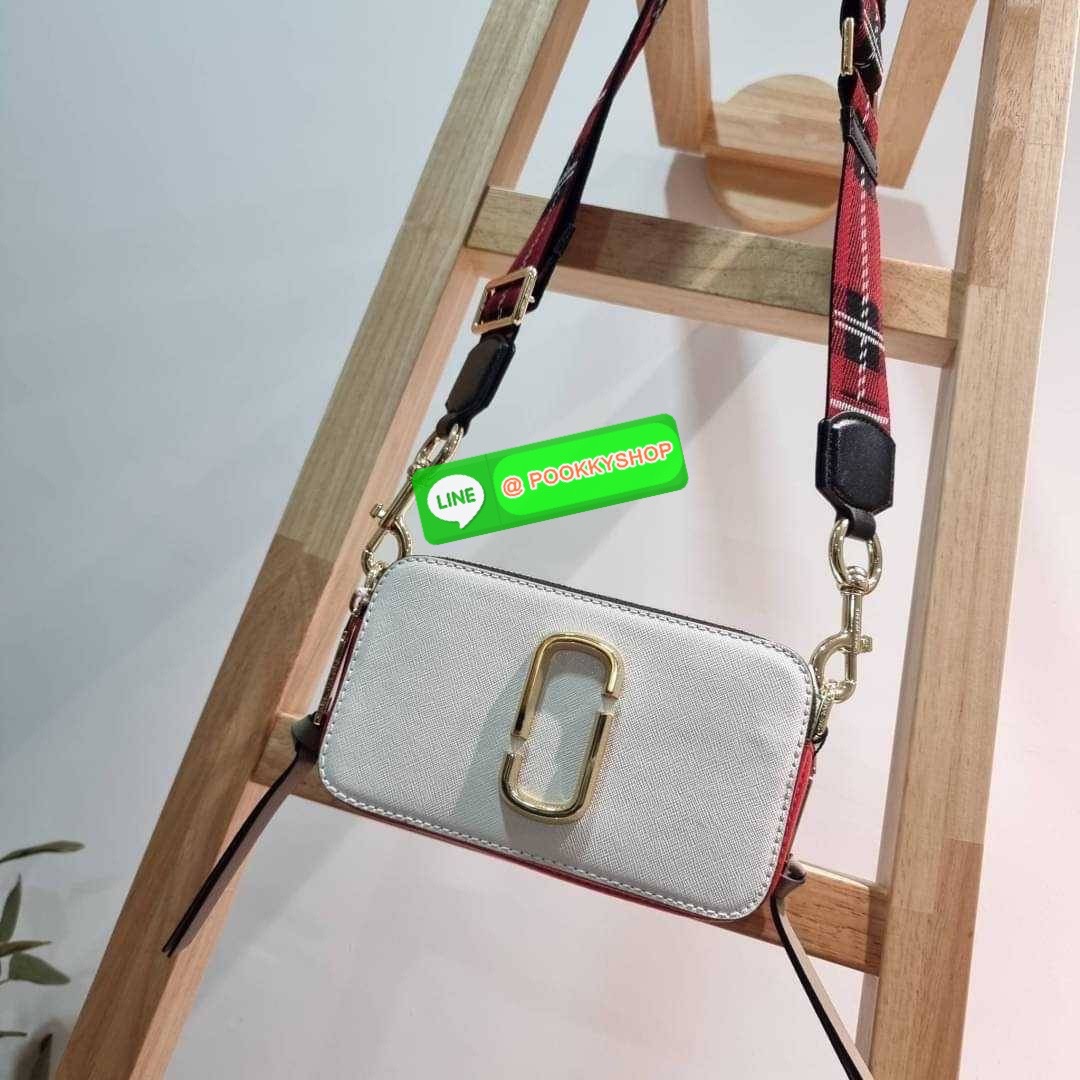 MARC JACOBS THE SNAPSHOT CAMERA BAG ไอเท็มยอดฮิตที่โดดเด่นเป็นเอกลักษณ์ กับกระเป๋าสะพายข้างสุดปัง เรียกได้ว่าไม่ซ้ำใคร!! วัสดุหนังวัว สวยอยู่ทรง เปิด-ปิดกระเป๋าด้วยซิป มีซิปหลัก 2 ช่อง แบ่งสัดส่วนไว้ดีมาก มาพร้อมสายสะพายสปอร์ตเส้นใหญ่ ที่ออกแบบโทนสีมาให้เ