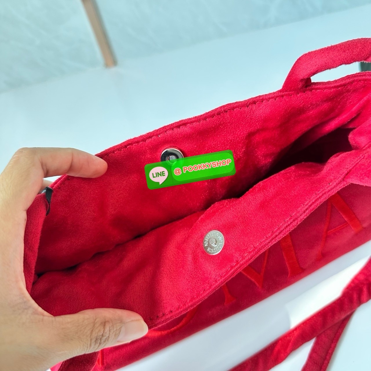 GENTLEWOMAN SUEDE BALLERINA BAG 🔖กระเป๋า Ballerina Bag ในวัสดุหนังกลับ (suede edition) พร้อมโลโก้ปักสีเดียวและรายละเอียดหัวเข็มขัด ทำให้ดูเก๋มีสไตล์โดดเด่น 🔖วัสดุ: หนังกลับ 🔖เปิด-ปิดแบบสแน๊บแม่เหล็ก ภายช่องโล่งกว้างจุของได้เยอะ