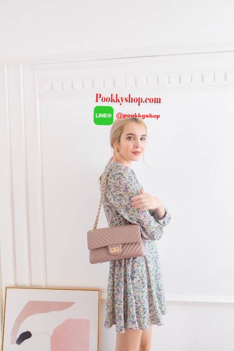 มาเพิ่มละค่า งาน Best Seller พร้อมสีใหม่สวยๆ มาให้เลือกเพิ่มอีก 2 สี !! KEEP รุ่น shoulder chevron chain handbag สวย หรู มากๆ เลยน๊า กระเป๋าอยู่ทรง หนังตัวใหม่ Microfiber สวย ทนกว่าเดิม ตัวกระเป๋าเย็บประณีต สายโซ่ปรับ สั้น ยาวได้คะ ภายในสีแดง มีช่องใส่ของ