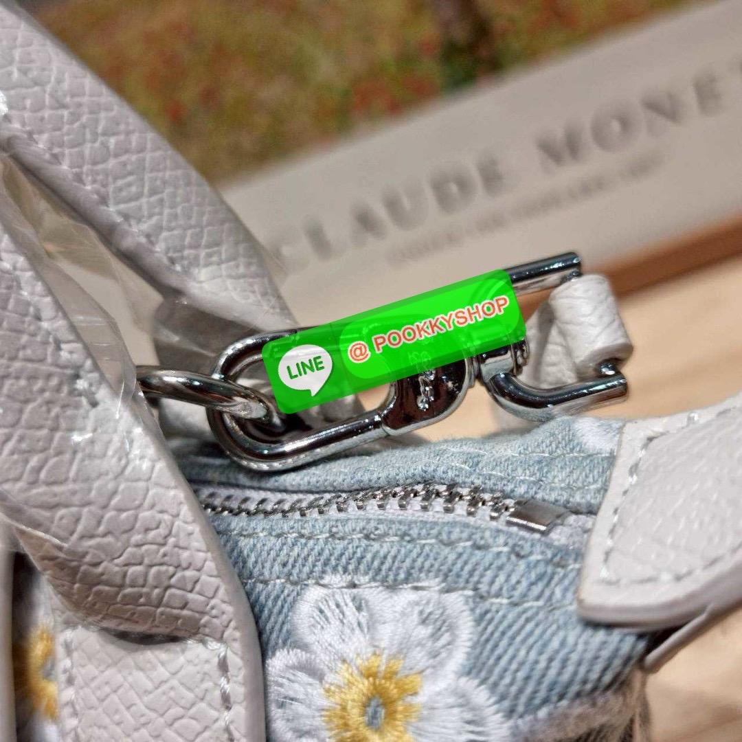 Longchamp le pliage collection XS handbag 🔆 Details น่ารักสดใสรับซัทเมอร์ กับกระเป๋าถือไซส์มินิ ขนาดเล็กพกพาสะดวก โดดเด่นด้วยลวดลายปักบนผ้าโทนสีพาสเทล รูปแบบและสไตล์เป็นเอกลักษณ์ เปิด-ปิดง่ายด้วยซิป มีหูจับถือในตัว และสายสะพายข้างปรับได้ ภายในเป็น