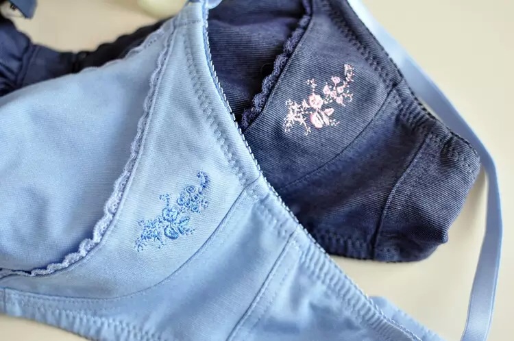 ชุดชั้นใน สปอร์ตบรา เนื้อผ้าฝ้าย เกรดAA สีฟ้าอ่อน แต่งลูกไม้ปักหวานๆ แถบข้าง Size B70/B75/B80