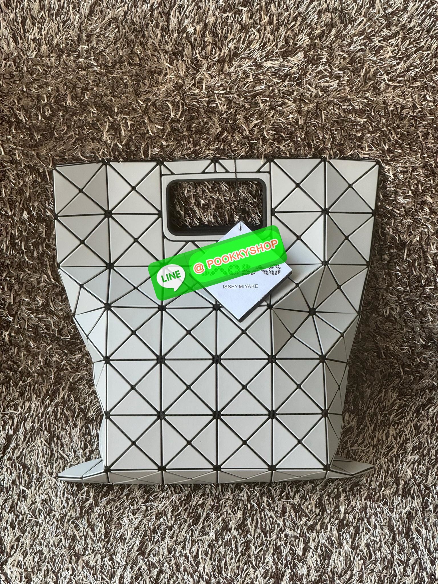 Baobao Issey Miyake large Bocca matte-finish tote bag BOCCA MATTE เป็นกระเป๋าถือรูปแบบใหม่ที่มีด้ามจับด้านในที่ช่วยให้กระเป๋าวางอยู่บนแขนหรือข้อมือได้อย่างนุ่มนวล เป็นกระเป๋าถือขนาดใหญ่นี้มีกระเป๋าด้านในพร้อมซิปที่ช่วยให้จัดเก็บได้อย่างปลอดภัย สามารถใส่แล