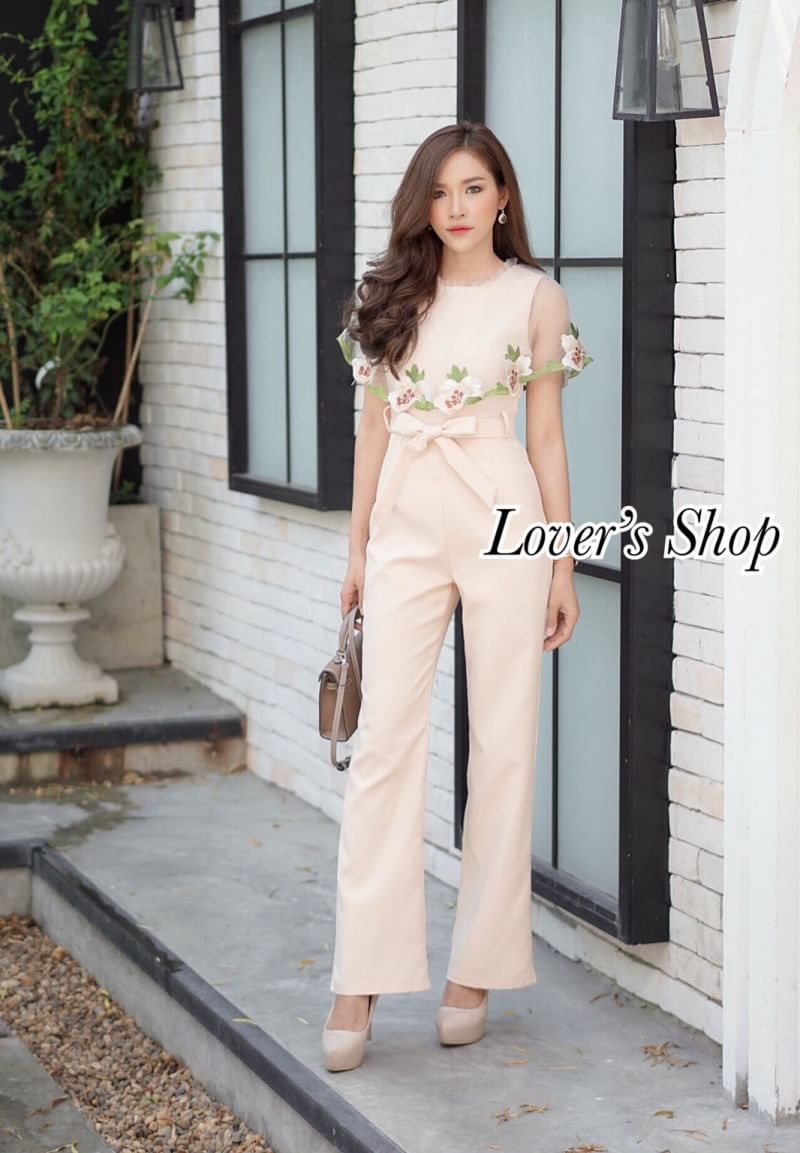 Lover's Shop Teg : Lover’s Shop Brand : - Detail : น่ารักน่าเลิฟ จั้มสูทแนวสาวหวาน ใส่แล้วดูไฮโซมีตังค์ค่ะ ดีเทลแต่ระบายผ้ามุ้งทอลายดอกไม้ ผ้ามุ้งนุ่มไม่คันแน่นอนค่ะ งานมีซับในอัดกาวอย่างดี งานซิบหลัง มีเชือกผูกเอว ทรงสวยเป๊ะ เป้าไม่รั้งแน่นอนค่ะ งาน