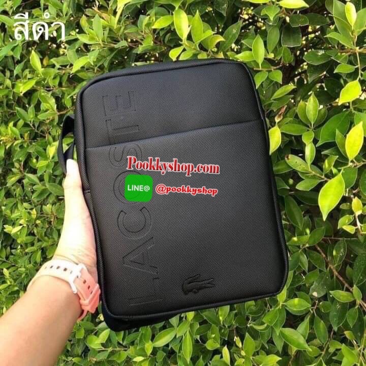 ลาคอส Classic Crossbody Bag กระเป๋าสะพายรุ่นยอดนิยม วัสดุ PVC ด้านหน้ามีโลโก้แบรนด์สวยโดดเด่น มีช่องเล็กใส่ของจุกจิกเปิดปิดด้วยกระดุมแม่เหล็ก ด้านหลังเรียบ มีช่อง1ช่องส่วนช่องด้านในกว้างเปิดปิดกระเป๋าด้วยซิปสะดวกใช้ มีช่องซิปและช่องเสียบด้านข้าง สายสะพา