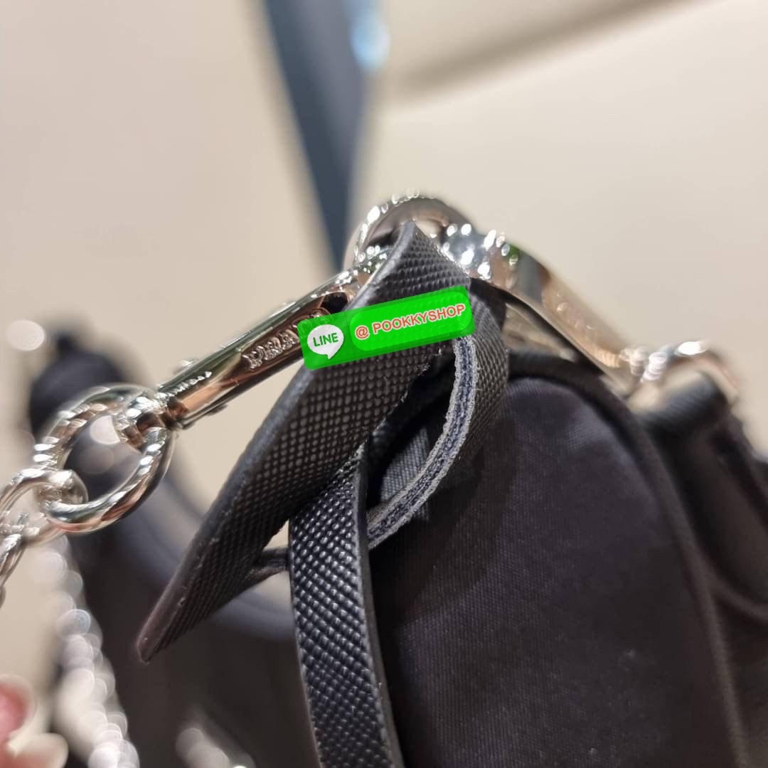 PRADA RE-EDITION 2005 RE-NYLON SHOULDER BAG ไอเท็มสุดปัง ที่ฮิตตลอดกาลไม่ว่าจะปีไหนๆ จัดให้ครบทั้งสีขายดีและสีใหม่ล่าสุด ที่สายคุณหนูห้ามพลาด!! กับกระเป๋าสะพายทรงคลาสสิค เหมาะเป็น everyday bag มากๆ วัสดุผ้าไนล่อนคุณภาพ พร้อมใบลูก ไว้ใส่เหรียญ ใส่กุญแจได้ส